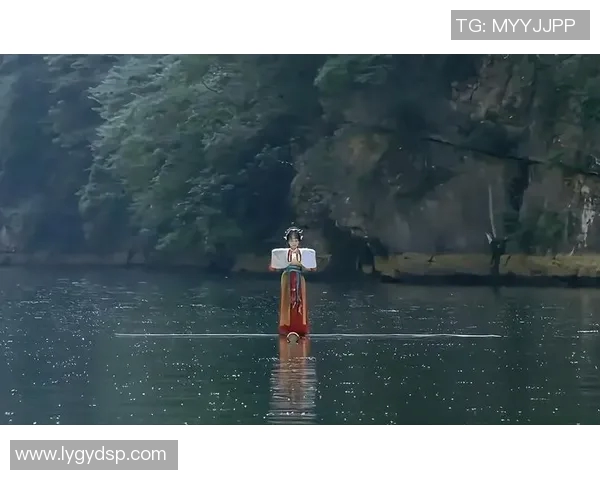 独竹漂的魅力与技艺传承探秘之旅:从传统到现代的文化碰撞与创新 独竹漂的魅力与技艺传承探秘之旅:从传统到现代的文化碰撞与创新