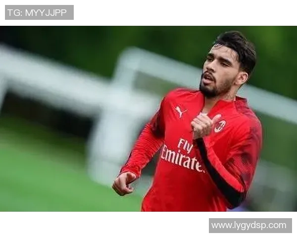 塞维利亚签下AC米兰前锋帕奎塔，打破俱乐部转会纪录