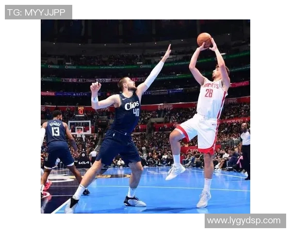 火箭队与快船队激战正酣谁能在这场对决中笑到最后