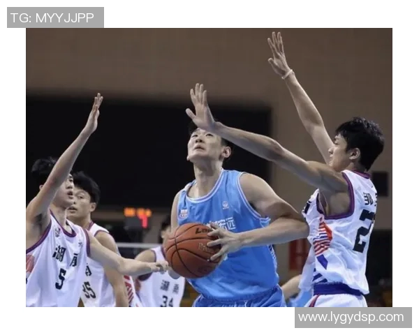 山东男篮迎战广东宏远全力争胜展现球队实力与斗志